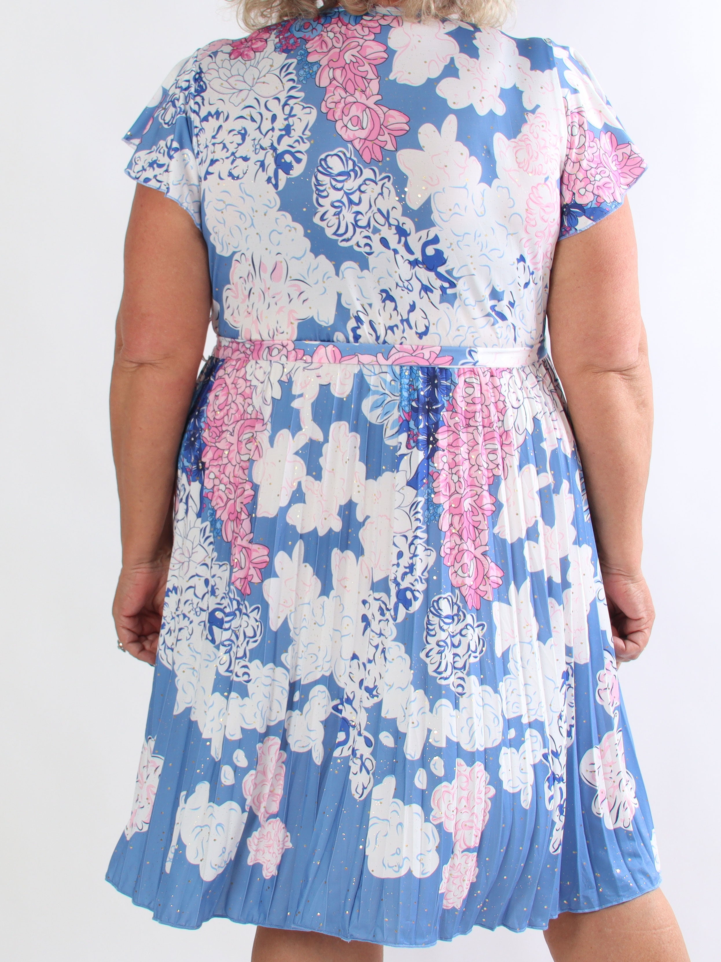 Silvija Flower Short - Elastisk plus size mønstret kjole med plisseret skørt og guld støv